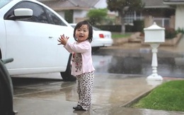 Bé gái mừng rỡ lần đầu tiên thấy mưa